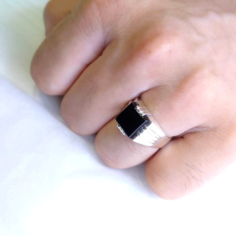 Men?s Ring with Black Aqeeq. (925 Silver)