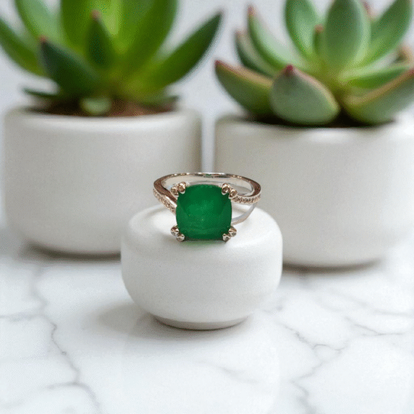 Exquisite Emerald & White Zircon Ring in 925S